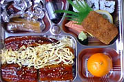 http://www.kaiseki.com/Bentos/catalogueBento/Bentomomo.jpg